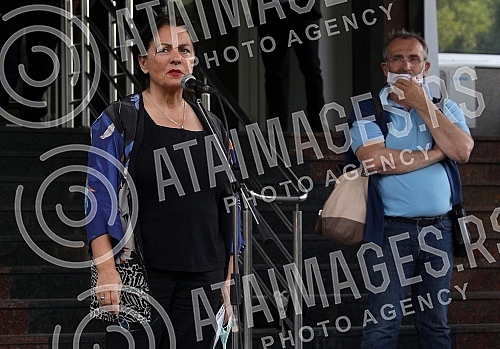 In front of the Ministry of education, celebrities read poetry by Desanka Maksimovic.Ispred Ministarstva prosvete poznate licnosti citale su poeziju Desanke Maksimovic.