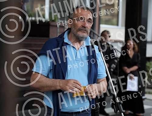 In front of the Ministry of education, celebrities read poetry by Desanka Maksimovic.Ispred Ministarstva prosvete poznate licnosti citale su poeziju Desanke Maksimovic.