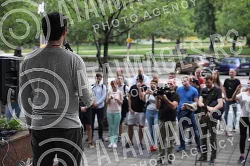 In front of the Ministry of education, celebrities read poetry by Desanka Maksimovic.Ispred Ministarstva prosvete poznate licnosti citale su poeziju Desanke Maksimovic.