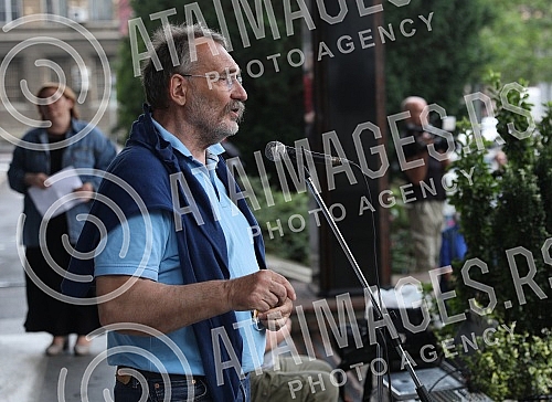 In front of the Ministry of education, celebrities read poetry by Desanka Maksimovic.Ispred Ministarstva prosvete poznate licnosti citale su poeziju Desanke Maksimovic.