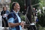 In front of the Ministry of education, celebrities read poetry by Desanka Maksimovic.Ispred Ministarstva prosvete poznate licnosti citale su poeziju Desanke Maksimovic.