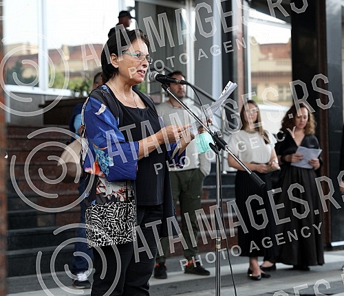 In front of the Ministry of education, celebrities read poetry by Desanka Maksimovic.Ispred Ministarstva prosvete poznate licnosti citale su poeziju Desanke Maksimovic.