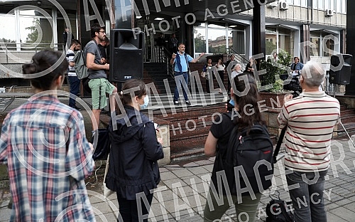 In front of the Ministry of education, celebrities read poetry by Desanka Maksimovic.Ispred Ministarstva prosvete poznate licnosti citale su poeziju Desanke Maksimovic.