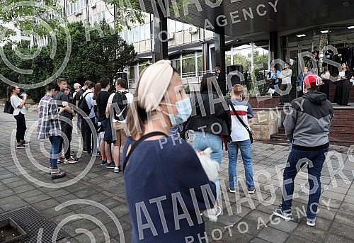 In front of the Ministry of education, celebrities read poetry by Desanka Maksimovic.Ispred Ministarstva prosvete poznate licnosti citale su poeziju Desanke Maksimovic.