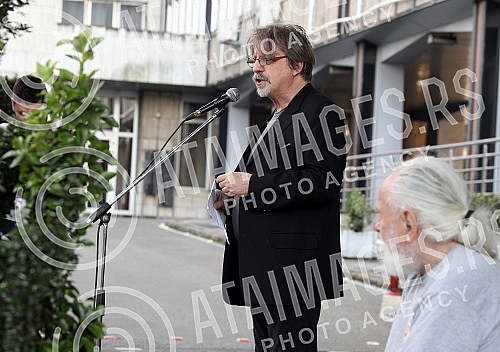 In front of the Ministry of education, celebrities read poetry by Desanka Maksimovic.Ispred Ministarstva prosvete poznate licnosti citale su poeziju Desanke Maksimovic.