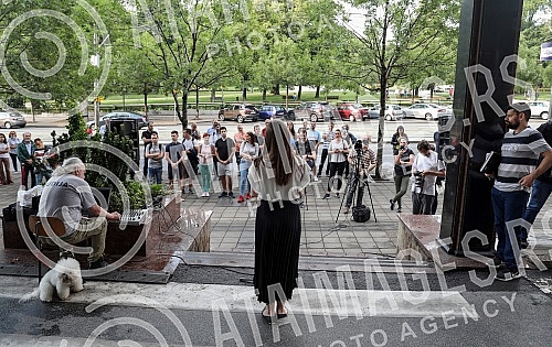 In front of the Ministry of education, celebrities read poetry by Desanka Maksimovic.Ispred Ministarstva prosvete poznate licnosti citale su poeziju Desanke Maksimovic.