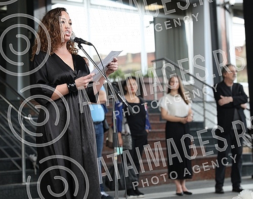 In front of the Ministry of education, celebrities read poetry by Desanka Maksimovic.Ispred Ministarstva prosvete poznate licnosti citale su poeziju Desanke Maksimovic.