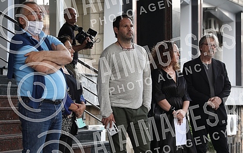 In front of the Ministry of education, celebrities read poetry by Desanka Maksimovic.Ispred Ministarstva prosvete poznate licnosti citale su poeziju Desanke Maksimovic.