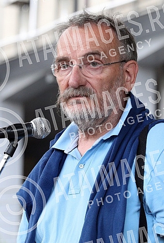 In front of the Ministry of education, celebrities read poetry by Desanka Maksimovic.Ispred Ministarstva prosvete poznate licnosti citale su poeziju Desanke Maksimovic.