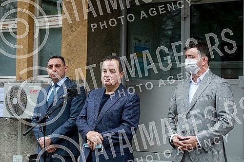 At the Torlak Institute of virology, vaccines and serums, the resident of the National assembly of the Republic of Serbia Ivica Dacic and the Minister of the interior Aleksandar Vulin received the Russian vaccine the Sputnik V against virus corona, a