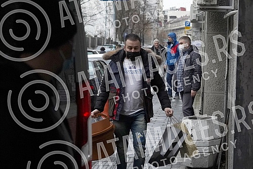 Tamara Djuric went out with her daughter Tamara from the maternity hospital Narodni Front, accompanied by her fiancé Nikola Kacarevic.Tamara Djuric izasla je sa cerkom Tamarom iz porodilista Narodni front  u pratnji verenika Nikole Kacarevica. 