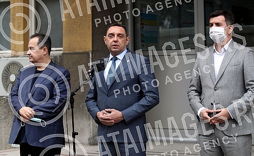 At the Torlak Institute of virology, vaccines and serums, the resident of the National assembly of the Republic of Serbia Ivica Dacic and the Minister of the interior Aleksandar Vulin received the Russian vaccine the Sputnik V against virus corona, a