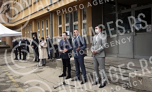 At the Torlak Institute of virology, vaccines and serums, the resident of the National assembly of the Republic of Serbia Ivica Dacic and the Minister of the interior Aleksandar Vulin received the Russian vaccine the Sputnik V against virus corona, a