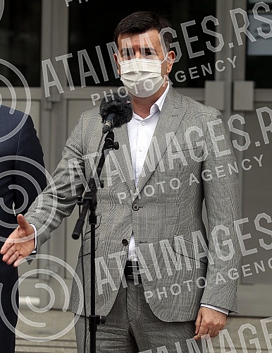 At the Torlak Institute of virology, vaccines and serums, the resident of the National assembly of the Republic of Serbia Ivica Dacic and the Minister of the interior Aleksandar Vulin received the Russian vaccine the Sputnik V against virus corona, a