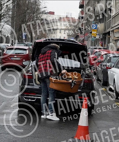 Tamara Djuric went out with her daughter Tamara from the maternity hospital Narodni Front, accompanied by her fiancé Nikola Kacarevic.Tamara Djuric izasla je sa cerkom Tamarom iz porodilista Narodni front  u pratnji verenika Nikole Kacarevica. 