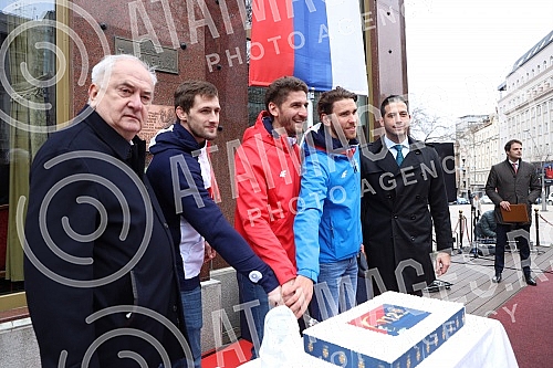 The 112th birthday of the Olympic Committee of Serbia was marked on the plateau in front of the Hotel Moskva.112. rodjendan Olimpijskog komiteta Srbije obelezen je na platou ispred hotela Moskva.