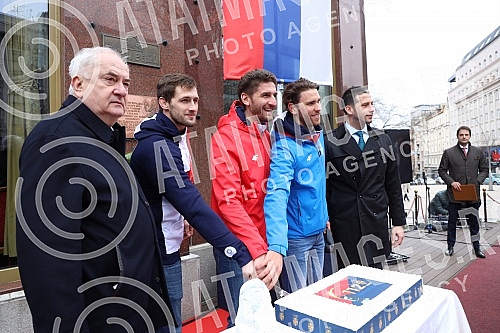 The 112th birthday of the Olympic Committee of Serbia was marked on the plateau in front of the Hotel Moskva.112. rodjendan Olimpijskog komiteta Srbije obelezen je na platou ispred hotela Moskva.