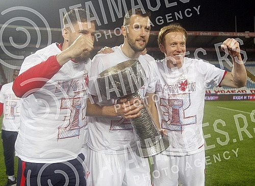 The Red Star football players are celebrating winning the fourth title in a row at the Rajko Mitic Stadium.Fudbaleri Crvene zvezde proslavljaju osvajanje cetvrte titule u nizu.