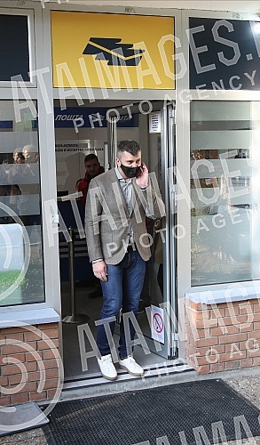 New post offices have been opened in Ulica Prve pruge 1 in Zemun.U Ulici Prve pruge 1 u Zemunu otvorena je nove poste. 