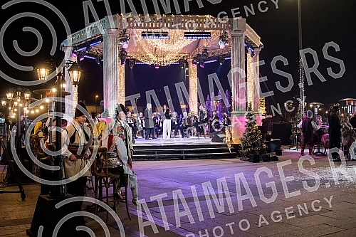 This year's New Year's program of the Public Media Service will be different from the previous ones, due to the coronary virus pandemic and will be broadcast from city squares, not from studios, which is why it is called 