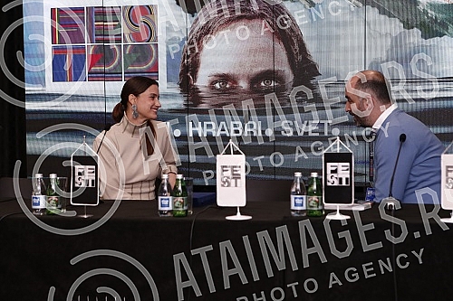 In the press hall of the Kombank hall, Danica Curcica was awarded a plaque of the Yugoslav Cinematheque within the 50th edition of FEST.U press sali Kombank dvorane Danici Curcici dodeljena je plaketa Jugoslovense kinoteke u okviru 50. izdanja FEST