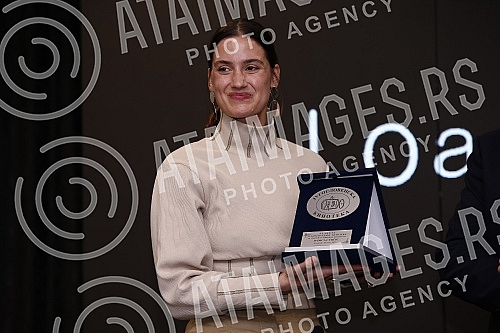 In the press hall of the Kombank hall, Danica Curcica was awarded a plaque of the Yugoslav Cinematheque within the 50th edition of FEST.U press sali Kombank dvorane Danici Curcici dodeljena je plaketa Jugoslovense kinoteke u okviru 50. izdanja FEST