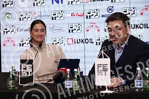 In the press hall of the Kombank hall, Danica Curcica was awarded a plaque of the Yugoslav Cinematheque within the 50th edition of FEST.U press sali Kombank dvorane Danici Curcici dodeljena je plaketa Jugoslovense kinoteke u okviru 50. izdanja FEST