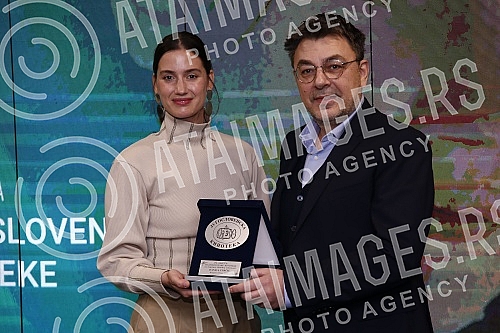 In the press hall of the Kombank hall, Danica Curcica was awarded a plaque of the Yugoslav Cinematheque within the 50th edition of FEST.U press sali Kombank dvorane Danici Curcici dodeljena je plaketa Jugoslovense kinoteke u okviru 50. izdanja FEST