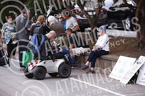 The protest of persons with disabilities in Serbia was held on the Plateau in front of the Ministry of Labor, Social Affairs and Veterans Affairs, and the protest organizers are demanding a meeting with the Minister of Labor, Employment, Social Affai