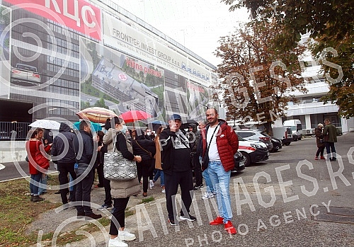Employees of the Laza Lazarevic Clinic organized a protest in front of the clinic and demanded the dismissal of acting director Ivana Stasevic Karlicic, whom she accuses of mobbing.Zaposleni u Klinici Laza Lazarevic organizovali su protest ispred k