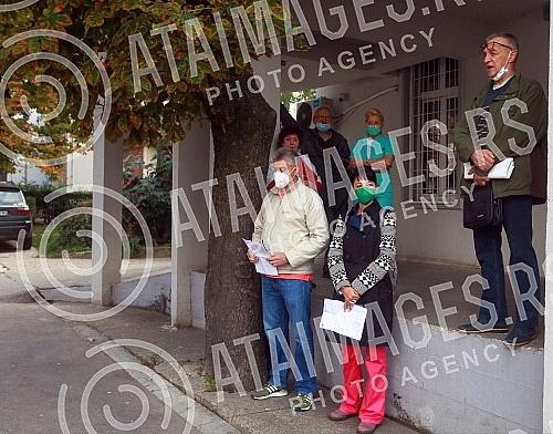 Employees of the Laza Lazarevic Clinic organized a protest in front of the clinic and demanded the dismissal of acting director Ivana Stasevic Karlicic, whom she accuses of mobbing.Zaposleni u Klinici Laza Lazarevic organizovali su protest ispred k