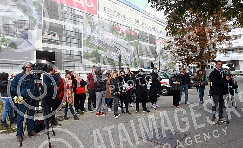 Employees of the Laza Lazarevic Clinic organized a protest in front of the clinic and demanded the dismissal of acting director Ivana Stasevic Karlicic, whom she accuses of mobbing.Zaposleni u Klinici Laza Lazarevic organizovali su protest ispred k