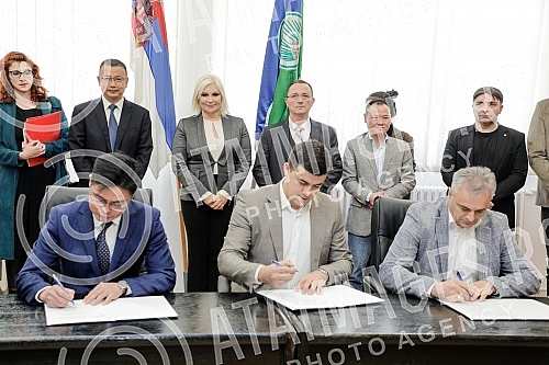 The Vice-President of the Government of Serbia and the Minister of Mining and Energy, Zorana Mihajlovic, attended the signing of the contract between the company Zijin mining and JKP Vodovod in Bor on the connection of 400 households from the village