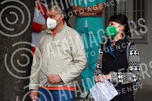 Employees of the Laza Lazarevic Clinic organized a protest in front of the clinic and demanded the dismissal of acting director Ivana Stasevic Karlicic, whom she accuses of mobbing.Zaposleni u Klinici Laza Lazarevic organizovali su protest ispred k