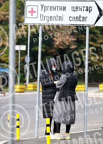 Employees of the Laza Lazarevic Clinic organized a protest in front of the clinic and demanded the dismissal of acting director Ivana Stasevic Karlicic, whom she accuses of mobbing.Zaposleni u Klinici Laza Lazarevic organizovali su protest ispred k