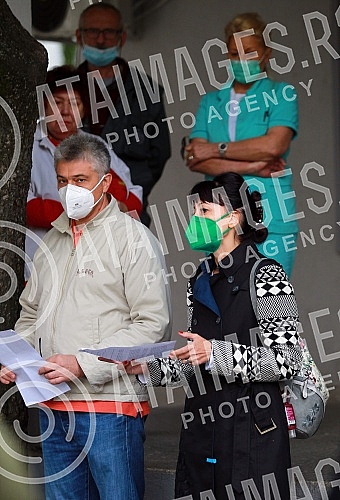 Employees of the Laza Lazarevic Clinic organized a protest in front of the clinic and demanded the dismissal of acting director Ivana Stasevic Karlicic, whom she accuses of mobbing.Zaposleni u Klinici Laza Lazarevic organizovali su protest ispred k