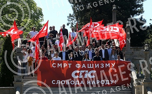 In Kalemegdan, in the extension of the Great Sava Promenade, a delegation of officials of the Socialist Party of Serbia, led by the Minister of Education Branko Ruzic and the President of the EB Vladan Zagradjanin, laid wreaths and paid tribute to th