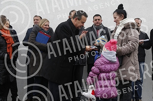Minister of Foreign Affairs Ivica Dacic attended today's ceremony in Zrenjanin to hand over the keys to 11 apartments intended for refugee families from Bosnia and Herzegovina and the Republic of Croatia.Ministar spoljnih poslova Ivica Dacic prisust