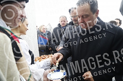 Minister of Foreign Affairs Ivica Dacic attended today's ceremony in Zrenjanin to hand over the keys to 11 apartments intended for refugee families from Bosnia and Herzegovina and the Republic of Croatia.Ministar spoljnih poslova Ivica Dacic prisust