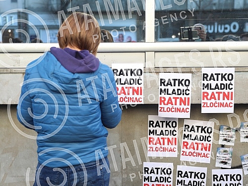 Natasa Kandic and Women in Black pasted graffiti dedicated to Ratko Mladic on the building of the Youth Center.Natasa Kandic i Zene u crnom prelepile su grafit posvecen Ratku Mladicu na zgradi Doma omladine.