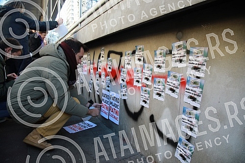Natasa Kandic and Women in Black pasted graffiti dedicated to Ratko Mladic on the building of the Youth Center.Natasa Kandic i Zene u crnom prelepile su grafit posvecen Ratku Mladicu na zgradi Doma omladine.