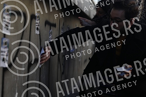 Natasa Kandic and Women in Black pasted graffiti dedicated to Ratko Mladic on the building of the Youth Center.Natasa Kandic i Zene u crnom prelepile su grafit posvecen Ratku Mladicu na zgradi Doma omladine.