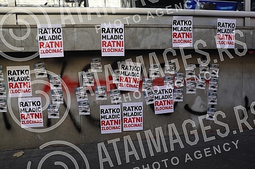 Natasa Kandic and Women in Black pasted graffiti dedicated to Ratko Mladic on the building of the Youth Center.Natasa Kandic i Zene u crnom prelepile su grafit posvecen Ratku Mladicu na zgradi Doma omladine.