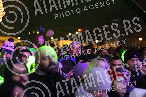 Replay welcome the New Year in the municipality of Novi Beograd with performances Group - SARS and Beogradski sindikat.Repriza doceka Nove godine na opstini Novi Beograd uz nastupe greupe SARS i Beogradski sindikat