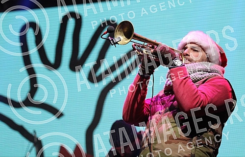 Replay welcome the New Year in the municipality of Novi Beograd with performances Group - SARS and Beogradski sindikat.Repriza doceka Nove godine na opstini Novi Beograd uz nastupe greupe SARS i Beogradski sindikat