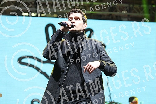 Replay welcome the New Year in the municipality of Novi Beograd with performances Group - SARS and Beogradski sindikat.Repriza doceka Nove godine na opstini Novi Beograd uz nastupe greupe SARS i Beogradski sindikat