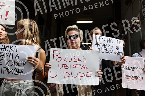 In front of the building where the editorial office of the daily Informer is located, a second protest was held in the organization of Women's Solidarity due to the publication of an interview with serial rapist Igor Milosevic.Ispred zgrade u kojoj