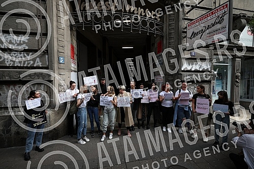 In front of the building where the editorial office of the daily Informer is located, a second protest was held in the organization of Women's Solidarity due to the publication of an interview with serial rapist Igor Milosevic.Ispred zgrade u kojoj