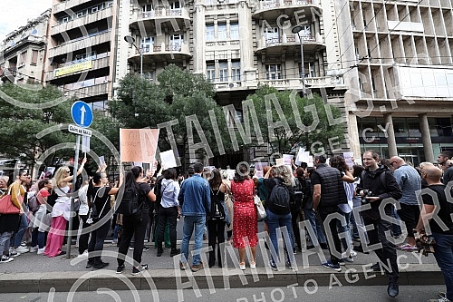 In front of the building where the editorial office of the daily Informer is located, a second protest was held in the organization of Women's Solidarity due to the publication of an interview with serial rapist Igor Milosevic.Ispred zgrade u kojoj