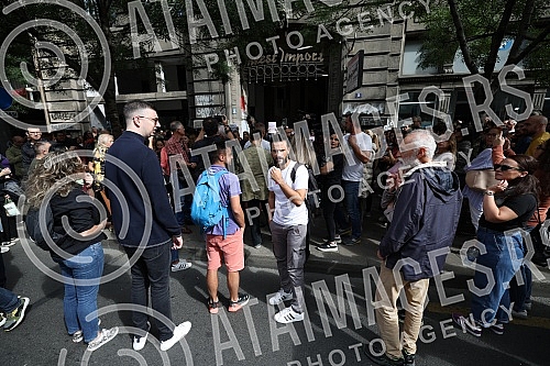 In front of the building where the editorial office of the daily Informer is located, a second protest was held in the organization of Women's Solidarity due to the publication of an interview with serial rapist Igor Milosevic.Ispred zgrade u kojoj